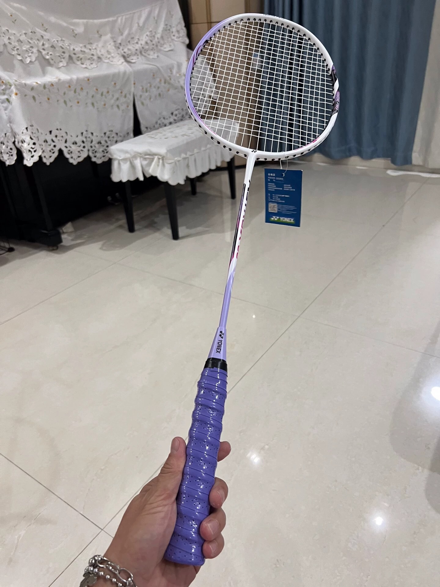 个人转让！全新未拆封尤尼克斯超轻羽毛球拍 本人银行老阿姨一枚，秋季我行运动会发的羽毛球拍，体育用品实体店560一副购买的，一粉一紫。 参数：球拍4u，全碳素，拉